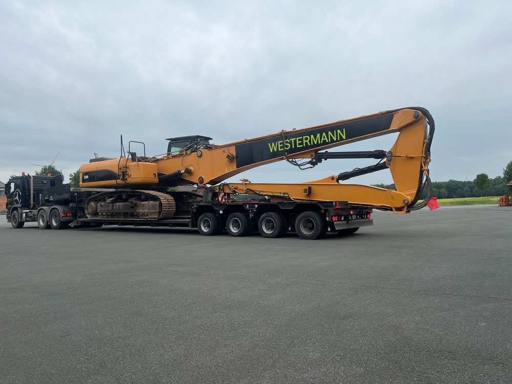 Longfront Bagger auf Tiefbett Tieflader
